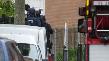 Ve francouzské škole drží útočník rukojmí
