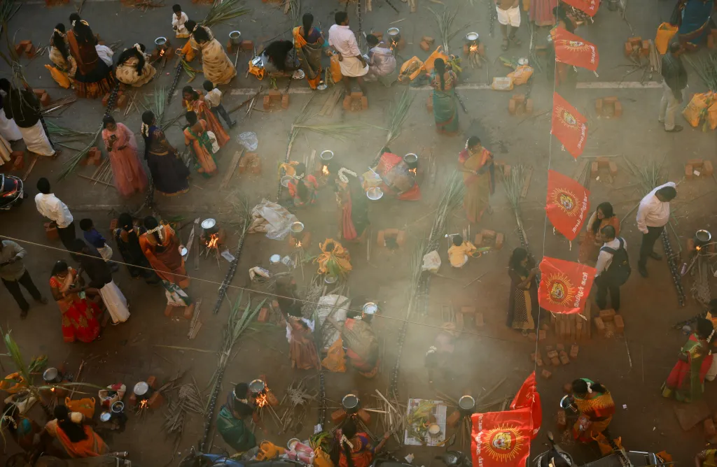 Součástí oslav jsou modlitby, setkávání s rodinou a přáteli, či rozdávání dárků za účelem obnovení společenské solidarity