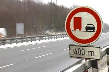 Zvažovaný plošný zákaz předjíždění pro kamiony na dálnicích se oddaluje. Poslanci chtějí novelu upravit