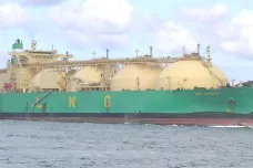 U evropských břehů stojí desítky lodí s LNG. Nemají kam vyložit náklad