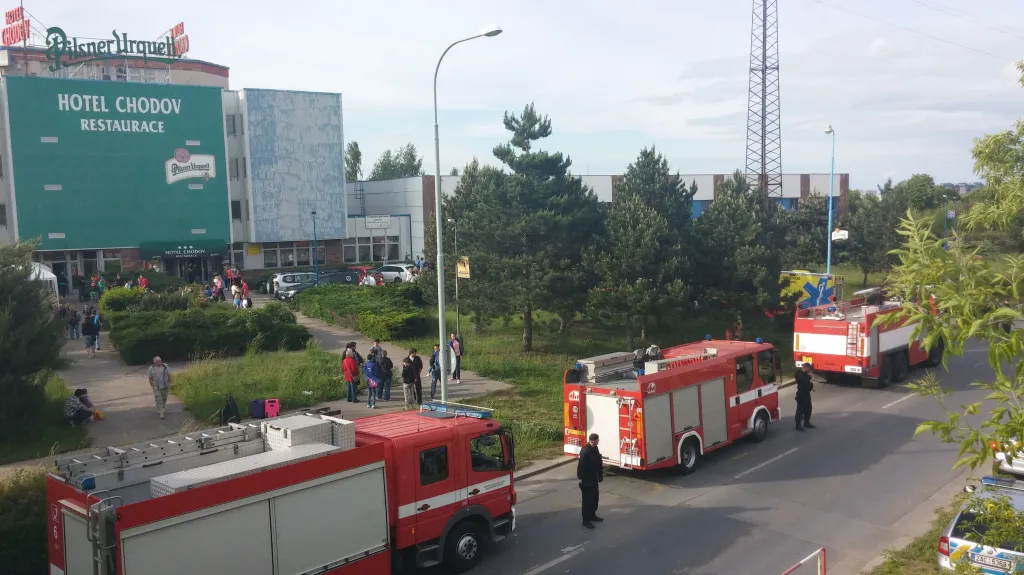 Hasiči u požáru sportovní haly na pražském Chodově