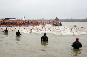 Pravoslavní křesťané oslavili příchod Tří králů koupáním v ledové vodě