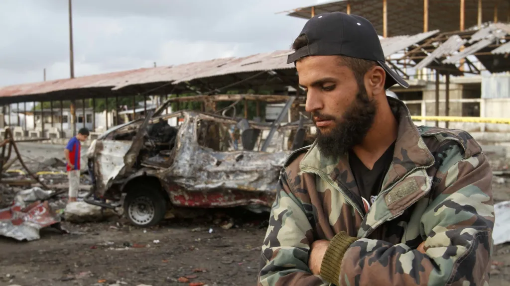 Syrský voják hlídá oblast po útoku v Džable