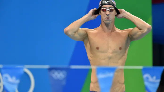 Michael Phelps si upravuje čepičku