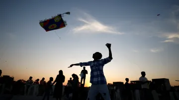 Festival pouštění draků na indickém festivalu Makar Sakranti (leden 2024)
