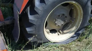 Výbuch miny poškodil pneumatiku traktoru