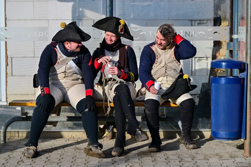 Odpočinek vojáků, kteří se zúčastnili rekonstrukce bitvy tří císařů