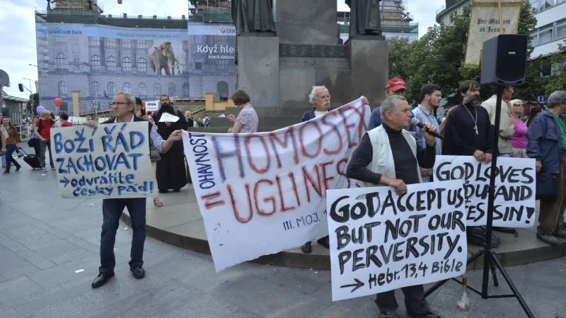 Odpůrci pochodu Prague Pride