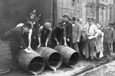 Před sto lety nastoupily USA cestu prohibice. Boj s alkoholem ale vyústil v rozkvět černého trhu