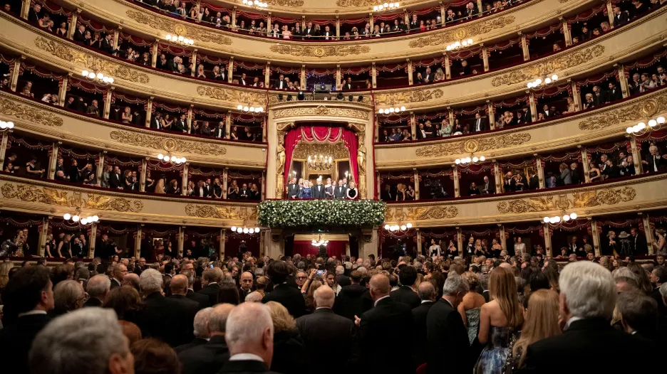 Při zahájení sezony v La Scale se dress code dodržuje, na běžných představeních už to pravidlem není