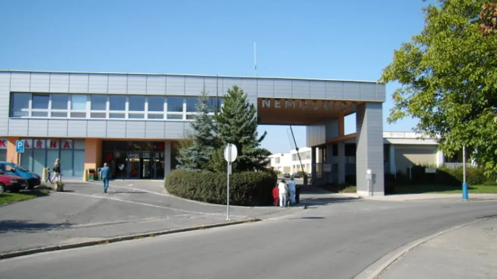 Kontroloři strávili v nemocnici dvanáct hodin