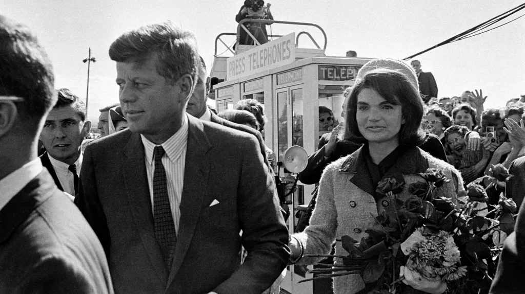 J. F. Kennedy s manželkou v Dallasu