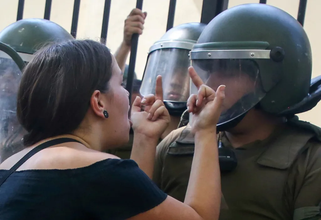 Policie zasahovala na Univerzitě v Santiagu v Chile poté, co studenti začali stávkovat kvůli údajným manipulacím s přijímacími testy. Obviňují politický systém z nerovnosti a elitářství během výběru studentů