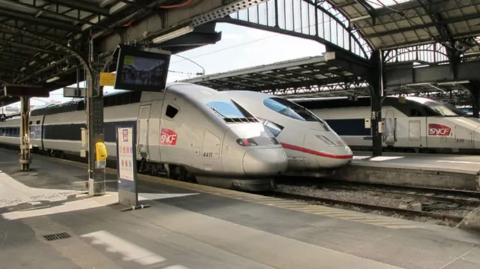Dvousystémové jednotky TGV POS a ICE 3 (406) na pařížském Východním nádraží