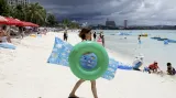 Bezstarostná turistická pláž na ostrově Guam v době severokorejských výhrůžek.
