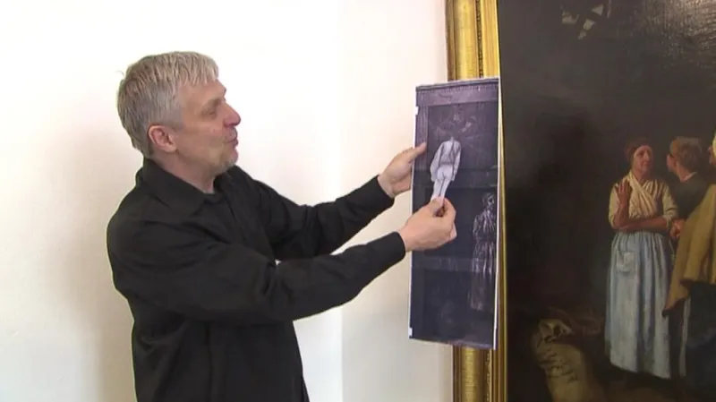 Pavel Chalupa ukazuje, kde oběšenec na obrazu původně byl