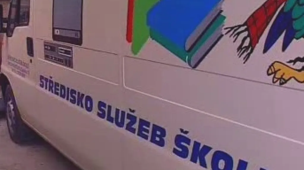 Dodávka s logem Střediska služeb škole