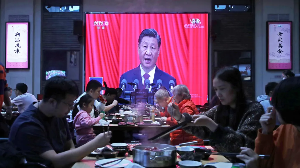 Projev Si Ťin-pchinga na televizi v restauraci v Pekingu