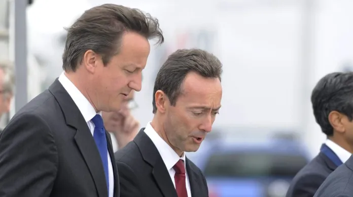 Britský premiér David Cameron a výkonný ředitel Airbusu Fabrice Bregier při prohlídce letadla Airbus A380