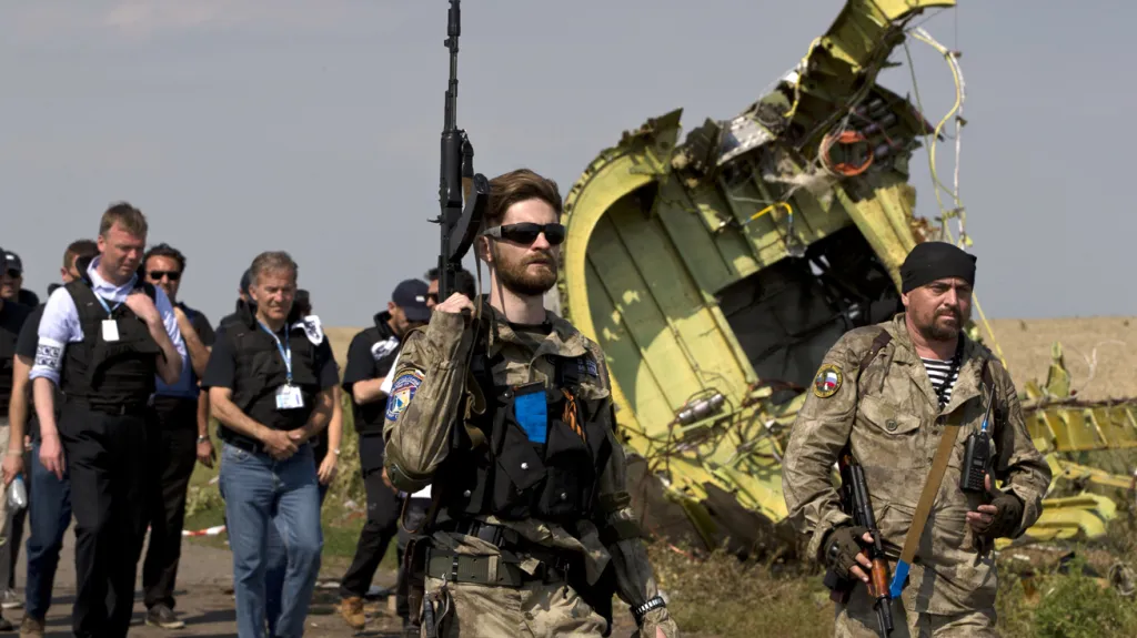 Proruští rebelové a komisaři OBSE u trosek malajsijského boeingu