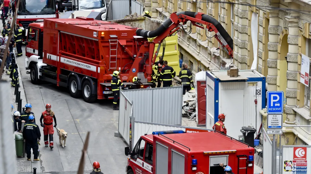 Zásah hasičů po zřícení části domu v Mikulandské ulici v Praze