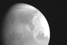 Dva miliony kilometrů k Marsu. Čínská sonda, která chce přistát na rudé planetě, poprvé vyfotila svůj cíl
