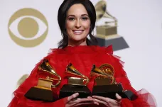 Ceny Grammy si odnesla country zpěvačka i rapper kritizující prodej zbraní