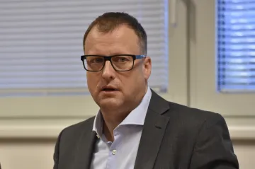 Omluvil se za formu, za informací si ale stojí. Soud řeší Bartíkův výrok o údajné Zemanově rakovině