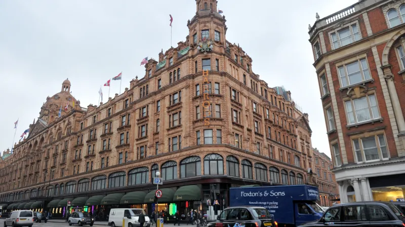 Snímek Lockdown vznikal i v luxusním obchodním domě Harrods