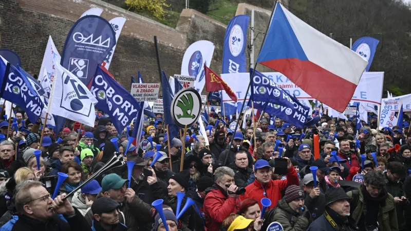 Demonstrace odborů proti důchodové reformě a emisní normě Euro 7