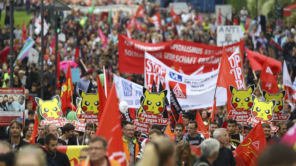 Protest v centru Berlína proti smlouvě TTIP
