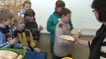 Rozdávání baget dětem