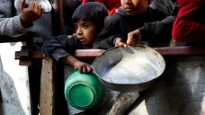 Palestinci čekající na jídlo v Rafahu na jihu Pásma Gazy