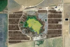 To není abstrakce, ale toxická laguna. Satelitní snímky ukazují masový zásah člověka do krajiny