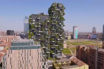 Proti horku a smogu. Italský Milán vysází miliony stromů, na střechách rostou zahrady