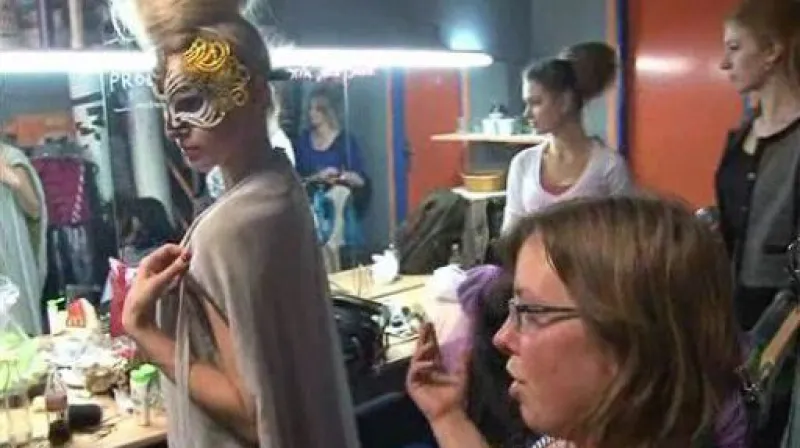 Jana Thalová představuje šaty, které uvedla na páteční přehlídce