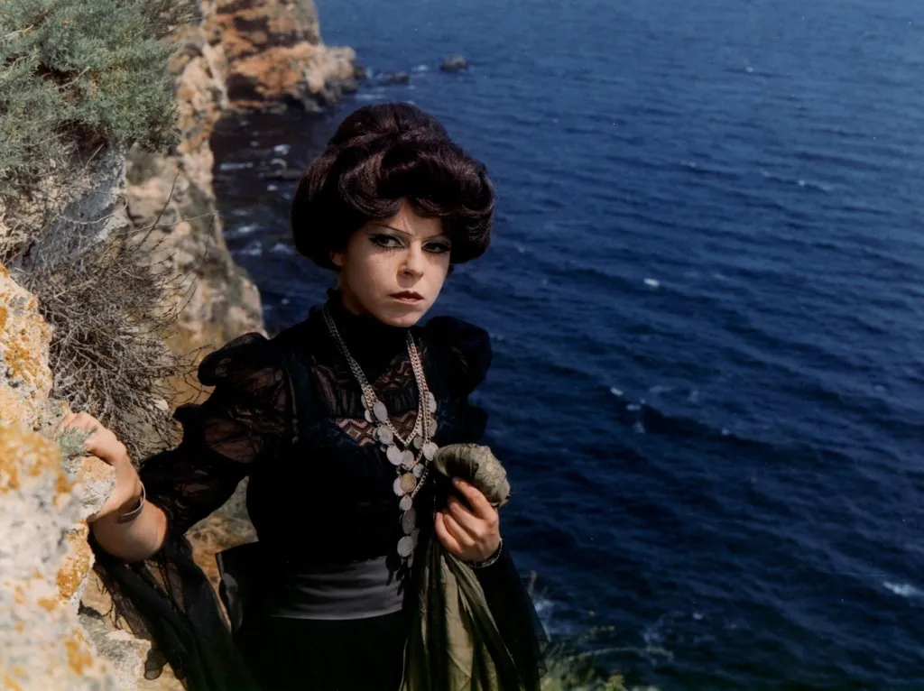 Jedna sestra je šťastná a půvabná, druhá ošklivá a zlá. A obě hraje v romantickém filmu Morgiana (1972) Iva Janžurová. Dvojroli v tomto příběhu, který je tak trochu pohádkou a tak trochu hororem, jí svěřil opět Juraj Herz