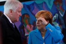 Ministr vnitra Seehofer vyhrožuje, že začne vracet migranty z hranic. Merkelová žádá čas
