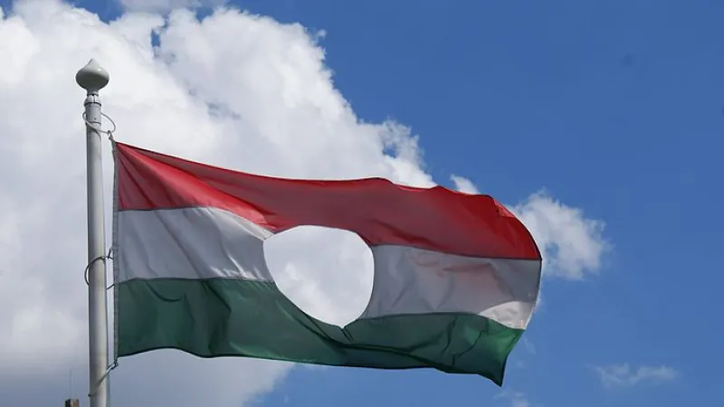 Rákosiho znak byl v Maďarsku během revoluce 1956 stejně jako rudé hvězdy ze státních vlajek strháván a vystřiháván