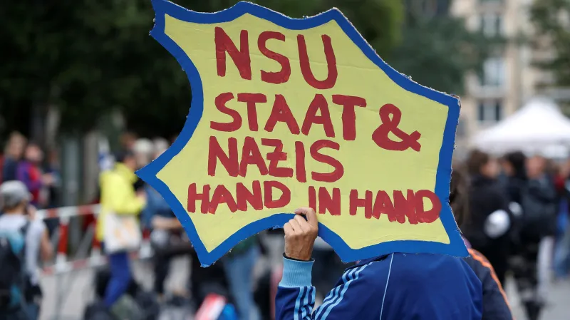 Lidé před budovou mnichovského soudu čekají na rozsudek nad Zschäpeovou