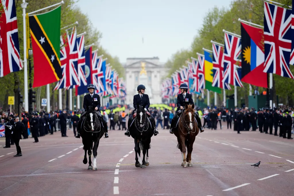 Policisté na koních na londýnské třídě Mall