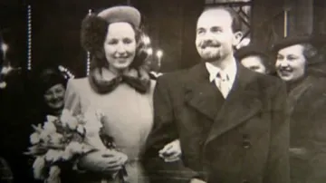 Pavel Tigrid s manželkou na dobové fotografii