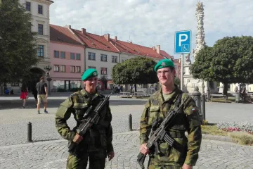 Armádní přísahu složilo i osm dobrovolníků. „Láká mě zahraniční mise,“ říká nová vojínka