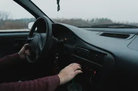 Nebezpečného vybržďování se řidiči dopouštějí stále častěji