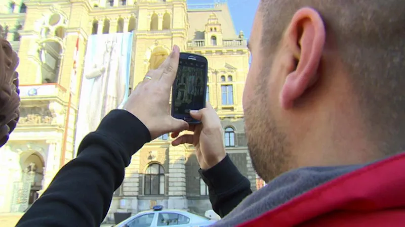 Lidé si fotí Putina na liberecké radnici