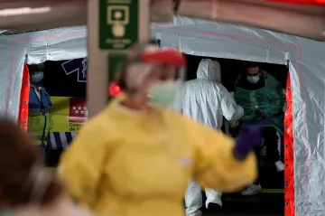 Německo zakazuje shromažďování. Koronavirus má i lékař ošetřující Merkelovou