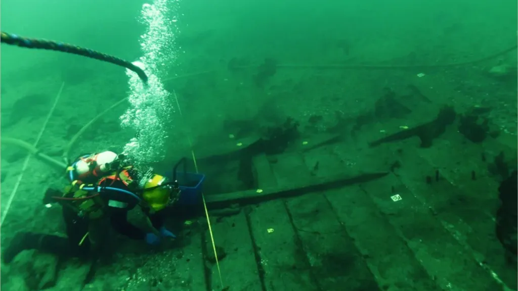 Dánští potápěči u vraku středověké kogy