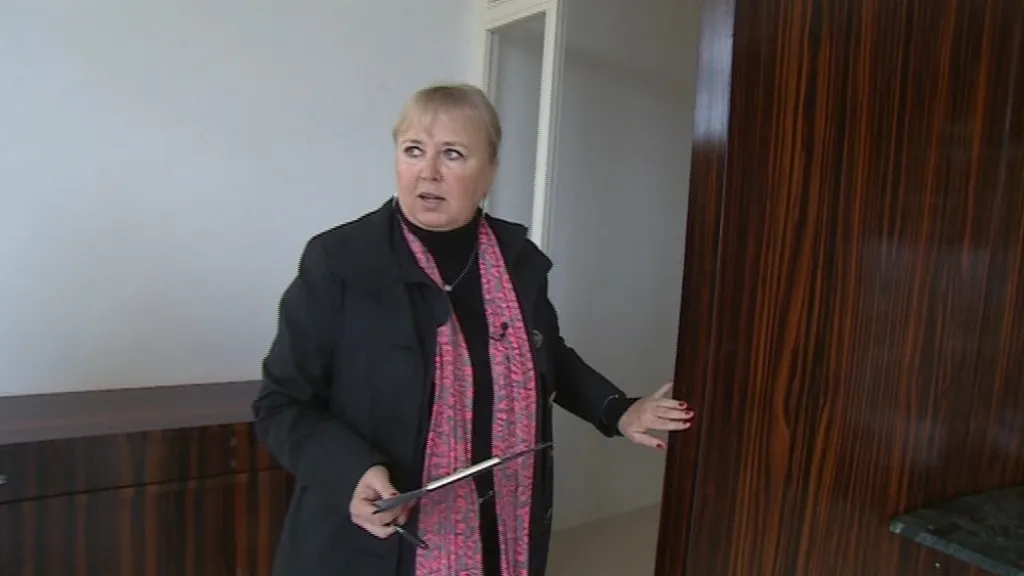 Kvůli slunečnímu záření se tvoří bublinky na laku u makasarové stěny