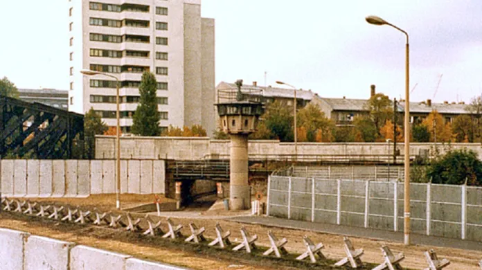 Čeští ježci u Berlínské zdi
