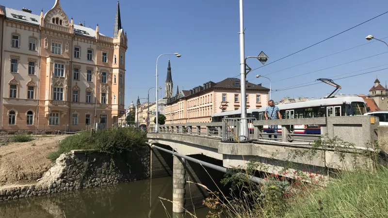 Most přes řeku Moravu v centru Olomouce